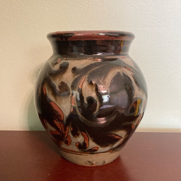 ☘️VTG Signed Art Pottery Pot/Planter